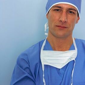 gydytojas, atliekantis varpos didinimo operaciją